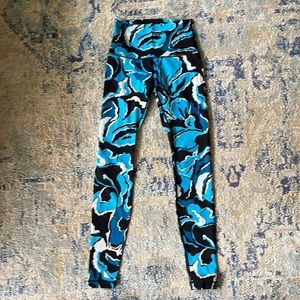 Lululemon high-waisted like new wunder unders size 6